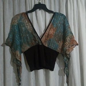 Crop top with flowy sleeves and shimmery strands